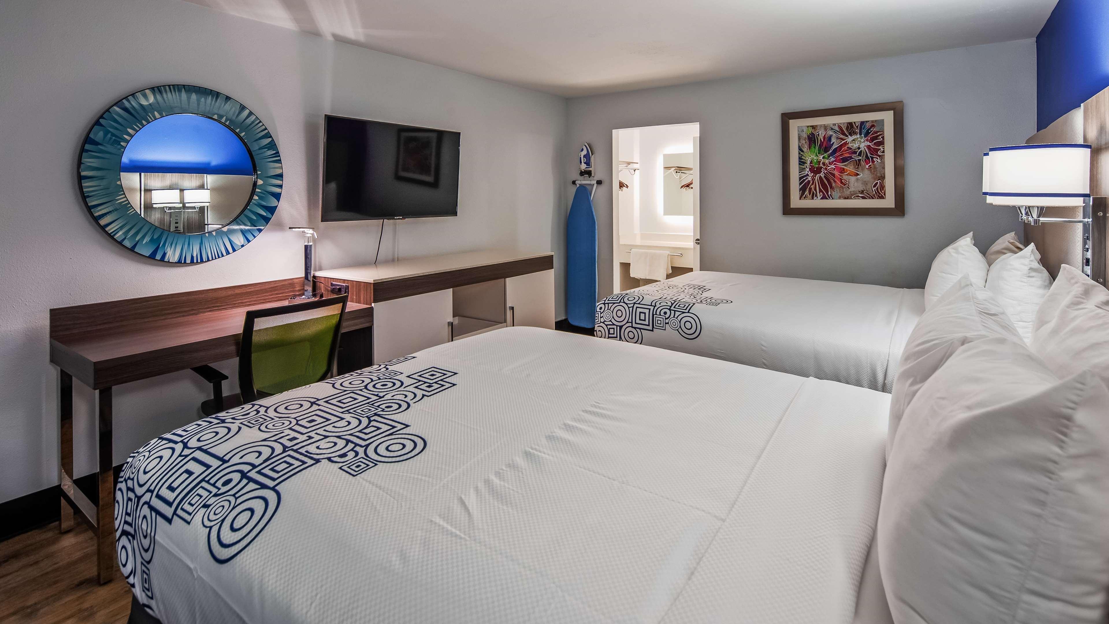 Canterbury Village & 3*