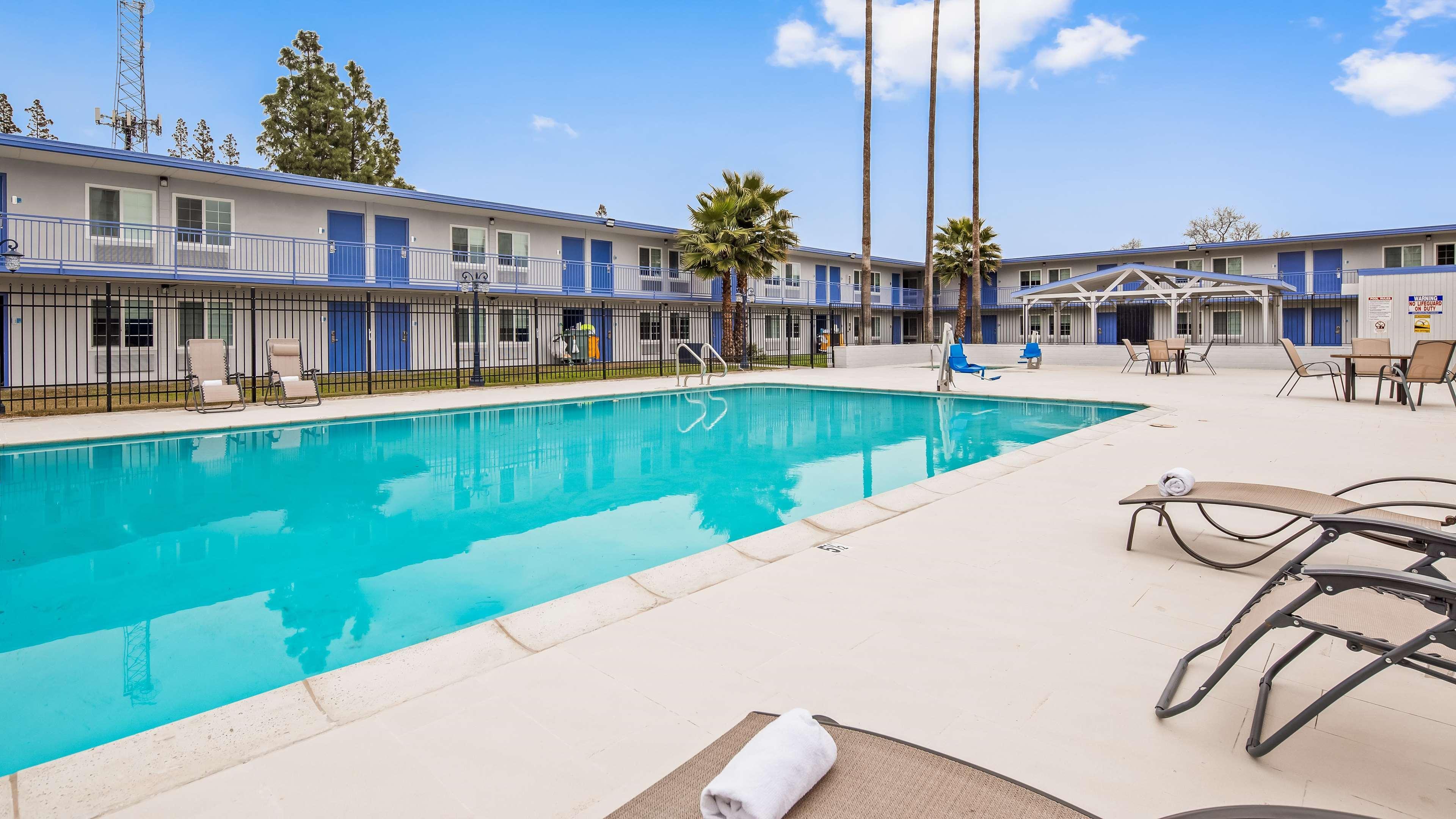 Canterbury Village & Hotel 3*