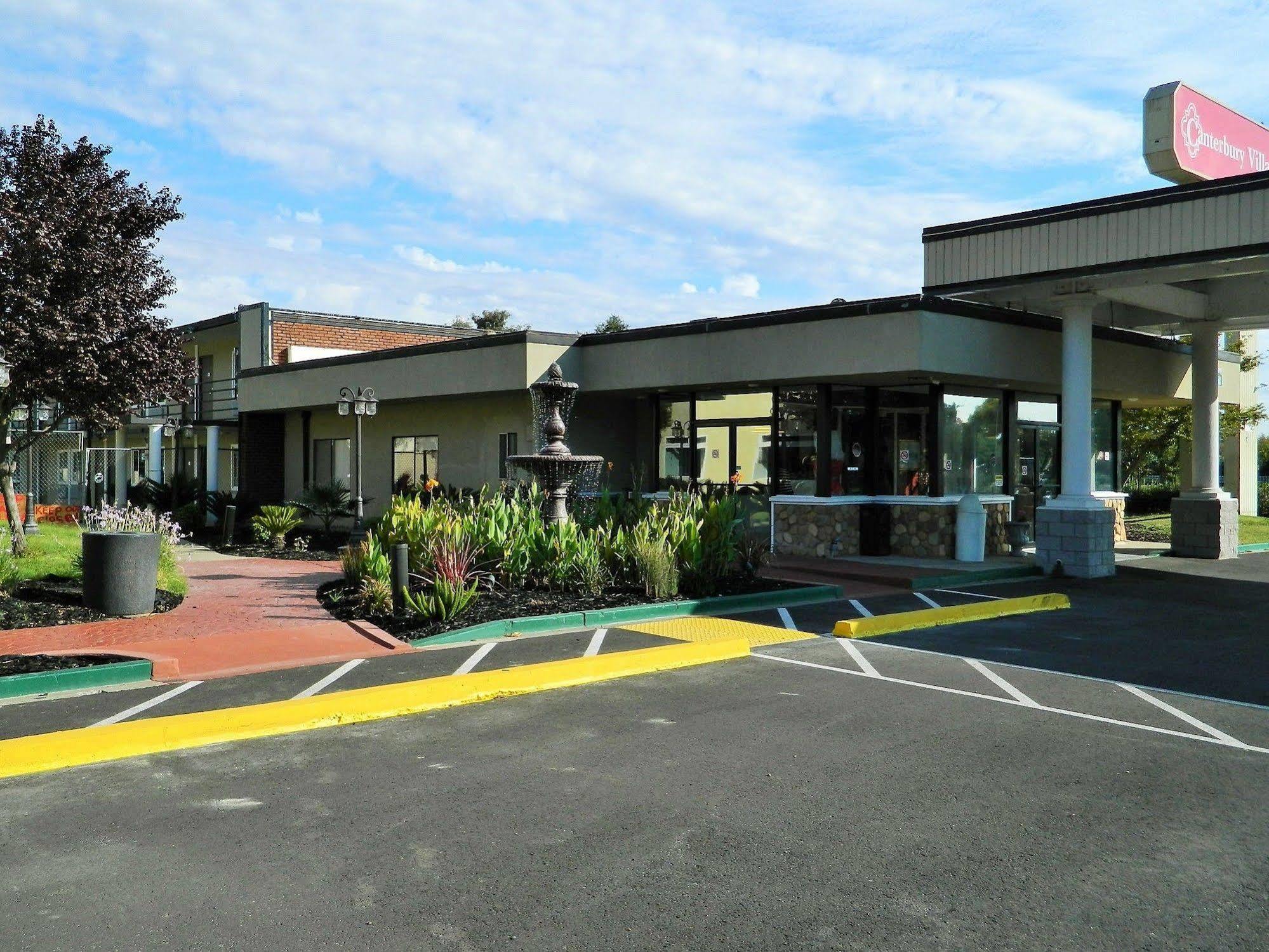 Canterbury Village & Hotel 3*
