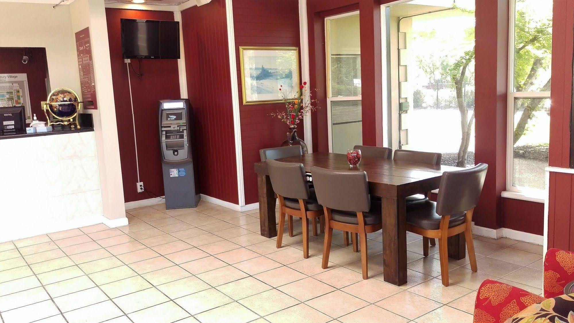 Canterbury Village & Hotel 3*