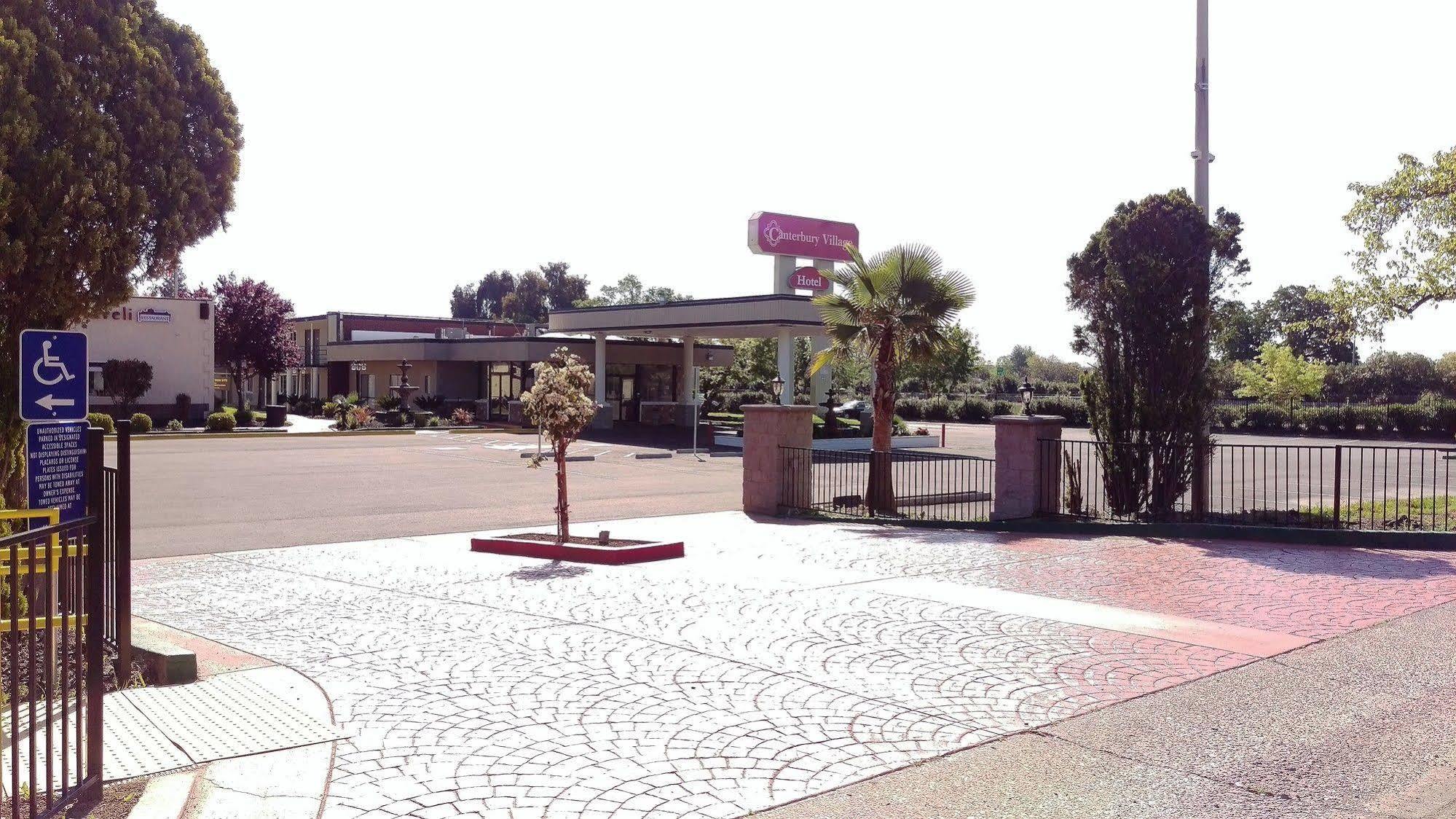 Hotel Canterbury Village &